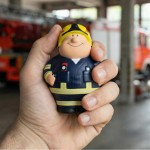 M124255 mbw Squeezies Antystresowy Bert Strażak granatowy 1